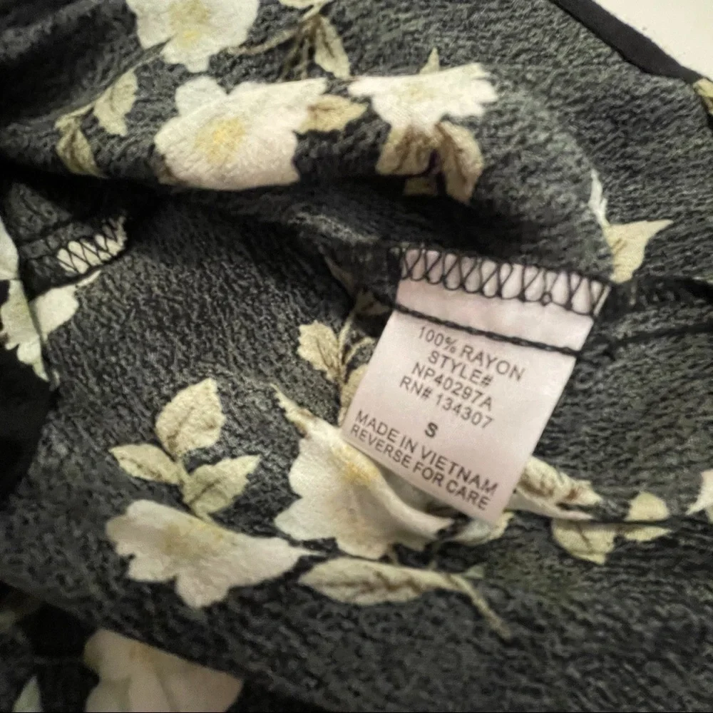 NWT LUMIERE Floral Wrap Romper - Picture 4 of 7